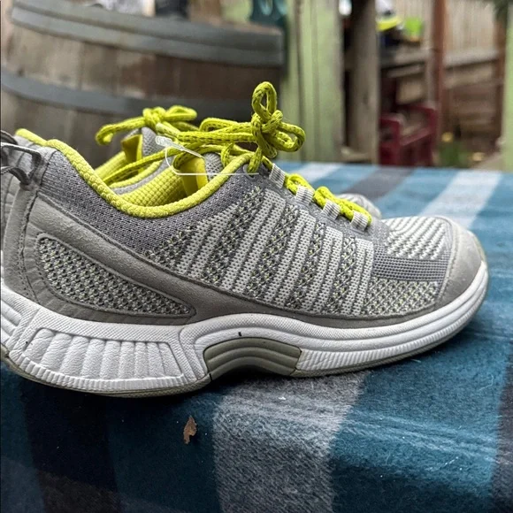 Ortho Feet Coral Knit Sneakers - Size 8 - Picture 3 of 6